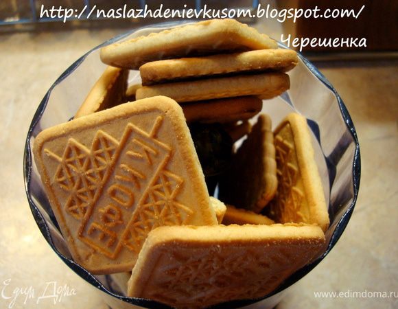 Печенье измельчить в блендере (комбайне, мясорубке).<br />
Смотрите сами, если вы любите, чтобы в пирожном не встречались кусочки, то измельчайте очень сильно, до однородной крошки.<br />
Если же, как я, предпочитаете чтобы в «Картошке» были кусочки печенья, то можно все измельчить в однородную крошку, а часть печенья сложить в пакетик и сверху несколько раз пройтись скалкой. Печенье измельчится, но крупными и неравномерными кусочками.