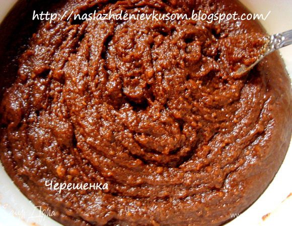 Затем заливаем горячим сладким молоком с маслом и тщательно перемешиваем.