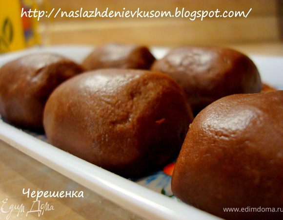 И вот настало время формировать пироженки. Тут уж как вы хотите: колобками, колбасками, кубиками. Кому что нравится. У меня вот такие полуколбаски ;)))