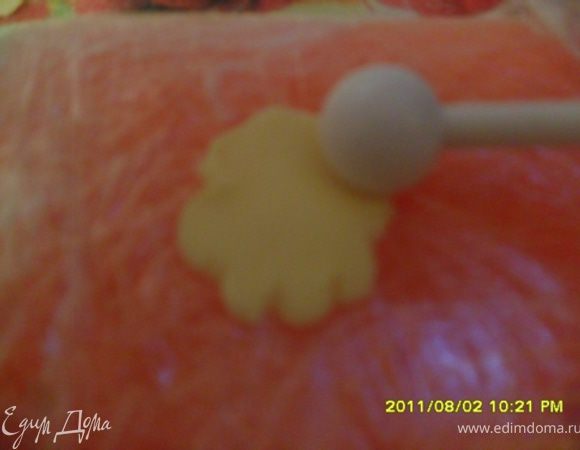 На поролоновой губке прокатать перо палочкой с шариком, формируя волны небольшие.