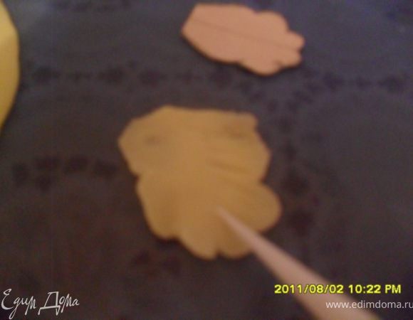 Нанести стеком или зубочисткой лини пера.