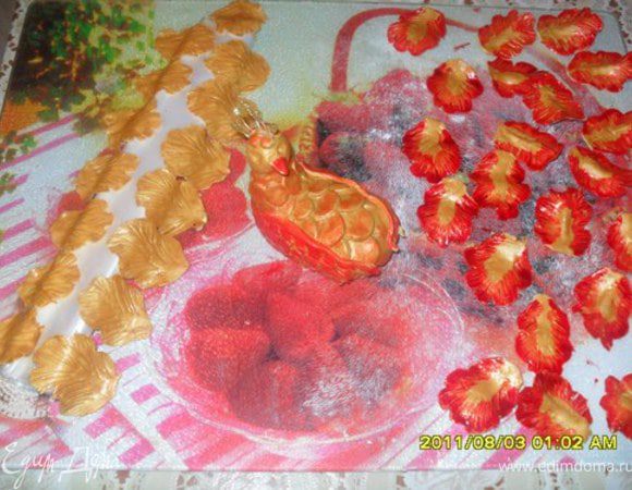 Для оперения птицы нужны круглые выемки 3-х размеров (маленький, средний и большой). Взять мастику, окрасить в бледно-зеленый цвет и вырезать кружочки. Начинать насаживать кружки нужно с хвоста. приклеиваем на воду сначала большие кружочки, следующий ряд внахлест приклеиваем. И так покруть почти 2/3 птицы, затем сменить на насадку для средних кружков и покрываем до 2/3 шеи. Затем меняем на маленькие кружочки и покрываем остаток шеи и голову. Окрасить птичку кандурином. Затем сверхку оттенить оранжевым гелевым красителем. Клюв покрасить алым красителем. Нарисовать глаза.