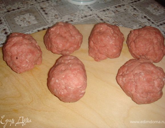 Фарш посолить поперчить по вкусу. Разделить на шесть частей.