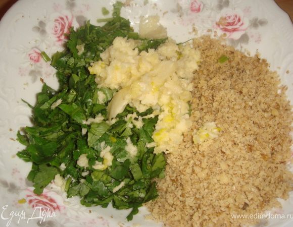 Делаем начинку - кинзу мелко нарезать, чеснок пропустить через пресс, орехи измельчить блендером. Все перемешать.