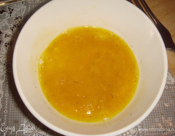 Берем одно яйцо взбиваем его вилкой солим и перчим. 