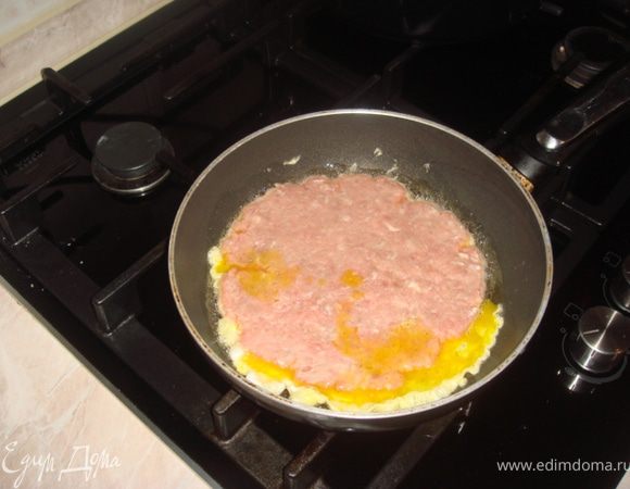 Наливаем в сковороду немного растительного масла и обжариваем нашу бризольку сначала яичной стороной. 