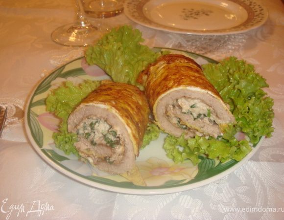 После того как бризолька прожарилась быстро ее вынимаем и с мясной стороны намазываем начинкой и скатываем в рулетик( это сделать сложновато, но можно т.к мясо горячее)Так проделываем с остальным фаршем.