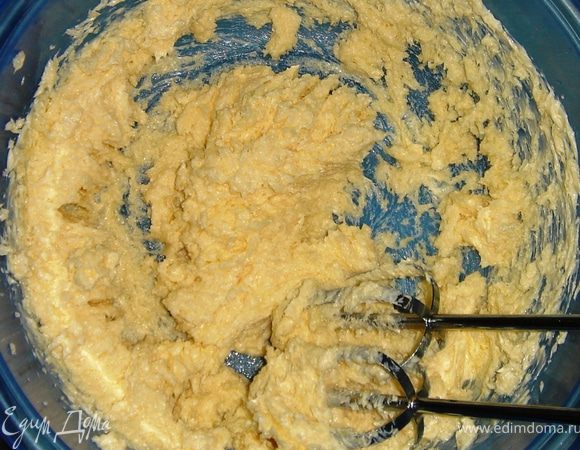 Мягкое сливочное масло взбейте с сахаром (можете заменить сахарной пудрой, но мне нравится, когда в печенье проглядываются сахаринки).
Добавить ванилин.