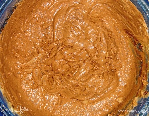 Следующий шаг - добавляем муку и тщательно перемешиваем.