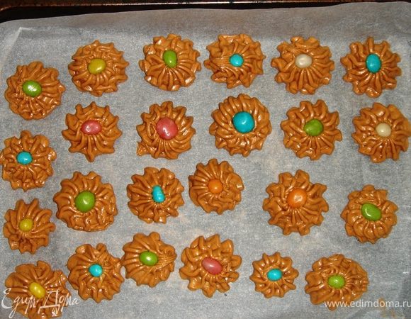 Конвертом выдавливаем печенье и в центр вдавливаем слегка морской камешек.