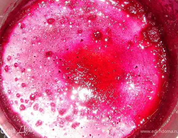 Готовим крем!
Варим сахарный сироп. На медленном огне увариваем сахар с водой и красителем в течение 5 минут.