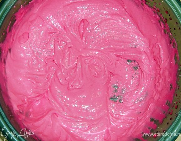 Белок хорошо взбиваем в пену и тонкой струйкой вливаем горячий сахарный сироп, всё время взбивая миксером. По надобности можно добавить немного сахарной пудры (крем не должен растекаться).