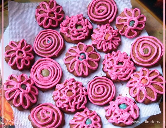 И, наконец, остывшее печенье украшаем по желанию кремом))