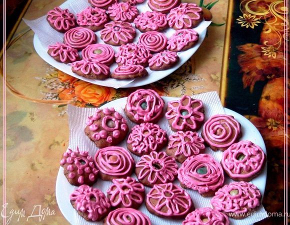 Ставим в холодильник, чтобы крем схватился.
Немного подождав, завариваем вкусный чай/кофе/какао и за милую душу уплетаем печенюшки)))