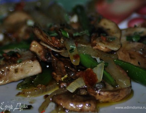 Нарезать маслины.Измельчить шалот,Обрезать кончики зеленой фасоли. В большой сковороде с антипригарным покрытием нагреть на сред. огне раст .масло.Добавить чеснок и пассировать его, помешивая, 1 мин.
Добавить слив. масло и растопить его. Добавить шалот и орегано, тушить примерно 1мин.
Добавить фасоль,маслины и перец. Тушить постоянно помешивая, пока фасоль и грибы/если добавляете/ не будут готовы. Примерно 10 мин.
Перед окончанием посыпать блюдо солью.
Можно добавить в блюдо шампиньоны и миндаль пластинками по желанию.Я делала оба варианта в разное время.