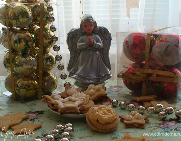 Рецепт очень простой. Все замешиваем и роскатав в пласт толщиной около 1см вырезаем звездочки. Потом можно украсить любым кремом. Вот все простенько и оригинально. Этим простым печеньем будем встречать гостей, и детишек) С наступающими Вас праздниками!!!