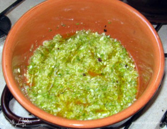 Почистить раков-богомолов. Для этого у них отрезают голову и по бокам срезают около 2-3 мм панциря. От рыбы отделить филе. Помыть чищенных раков и рыбу под проточной водой.
В посуде, лучше керамической, обжарить на оливковом масле пеперончино. Мелко нашинковать (или перемолоть в блендере) лук с петрушкой и чесноком. Добавить их в оливковое масло. Поджарить и полить белым вином. 
