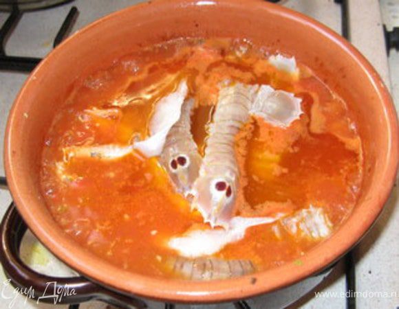 Теперь добавить морепродукты и готовить не менее 20 минут. (я готовлю даже около 40 минут).