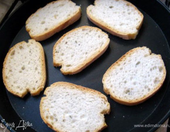 Обжарить хлеб. Подавать рыбный суп с жареным хлебом.