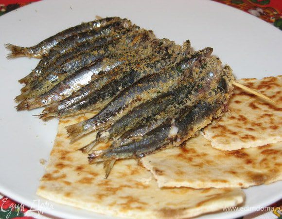 Салаку помыть и удалить внутренности. Посолить, поперчить, сбрызнуть оливковым маслом и обвалять в панировочных сухарях. Надеть по 10-12 штук на деревянные шпажки. Жарить на гриле. Подавать с пьядиной. 

