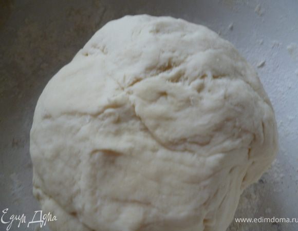 К муке добавить яйцо и постепенно подливая воду,замесить тесто как на пельмени(не очень мягкое),накрыть его и дать отдохнуть.
