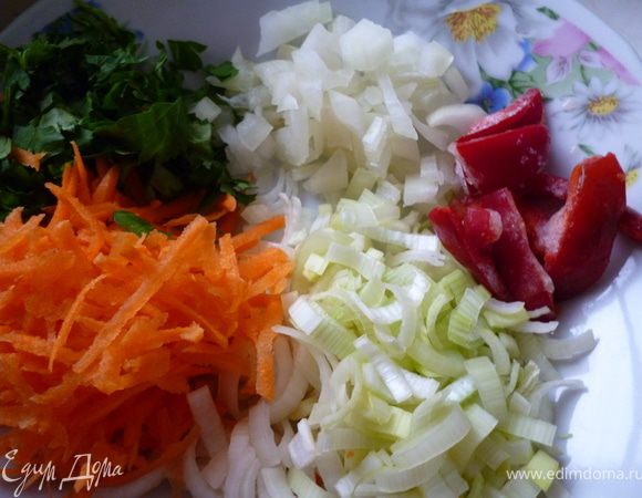 Приготовим соус:лук репчатый нарезать мелким кубиком,лук порей-полукольцами,морковь натереть на крупной терке,перец нарезать соломкой.