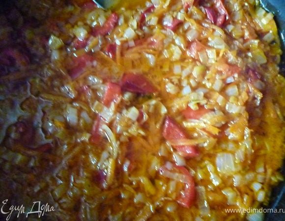 Обжарим слегка(спасируем)на растительном масле в таком порядке:сначала лук репчатый,через 3-4минуты добавим порей,еще через 2-3минуты добавим морковь,еще протушим минут пять и добавим томатную пасту,хорошо перемешаем с овощами,добавим сладкий перец,перемешаем и выключим огонь.