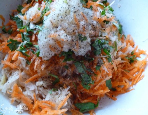 Приготовим начинку:натереть на крупной терке луковицу,картофель и морковь,добавить зелень,соль и перец,хорошо перемешать.Затем смесь слегка отжать от лишней жидкости.