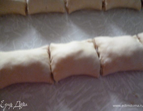 Свертываем рулетом и разрезаем на кусочки длиной примерно как спичечный коробок.