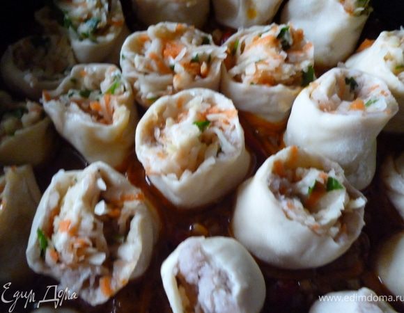 У каждого кусочка рулета защипать донышко и уложить их все в вертикальном положении в сковороду с соусом(не очень плотно,во время тушения они увеличатся).Закрываем сковороду крышкой и тушим на медленном огне 40минут.Если жидкость выкипит или впитается,можно добавить кипятка уже в прцессе готовки.У меня было немного мясного фарша и я часть рулетиков сделала с начинкой из мяса и картошки.