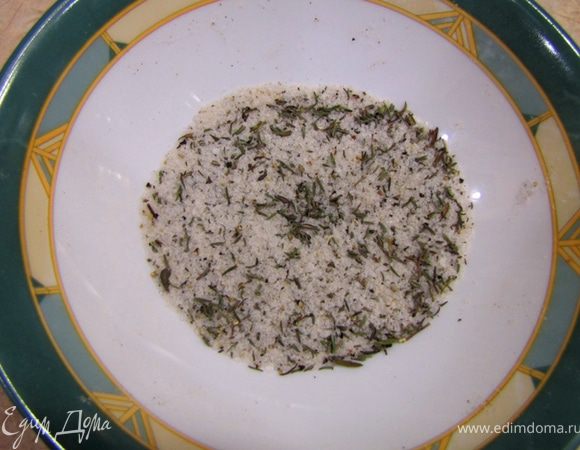 Подготавливаем ножки путем удаления оставшихся перышек, кусочков ороговевшей кожи, лишних свисающих кусков кожи, частей костей, на тех ножках, где кости отрезали не по суставу.
Лично я предпочитаю не голени, а полностью ножку с бедром, причем именно мясо бедра мне больше нравится, но в магазине не было.

Промокаем все ножки кухонным полотенцем, поверхность должна быть сухая, чтобы максимально быстро "запечатались" все поры и чтобы все соки остались внутри ножек.

Делаем смесь из соли, перца и тимьяна.