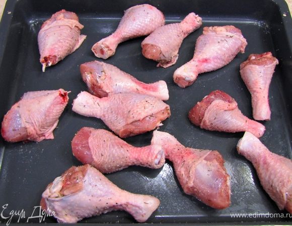 Кладем ножки в противень, посыпаем смесью и хорошенько растираем.
Все, что упало в противень мимо ножек собираем теми же ножками.