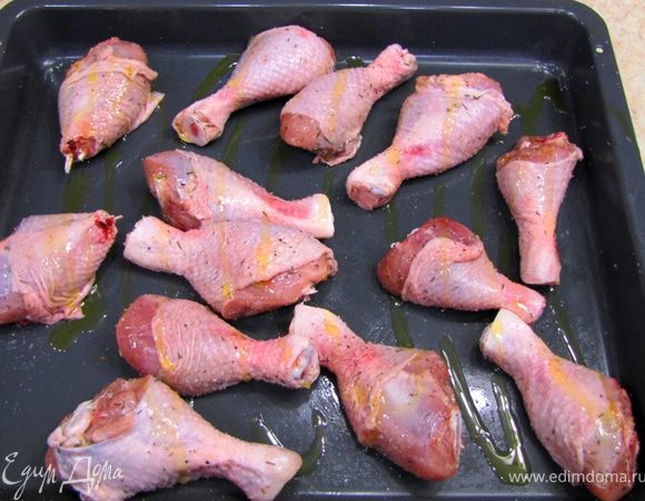 Затем поливаем ножки растительным маслом.