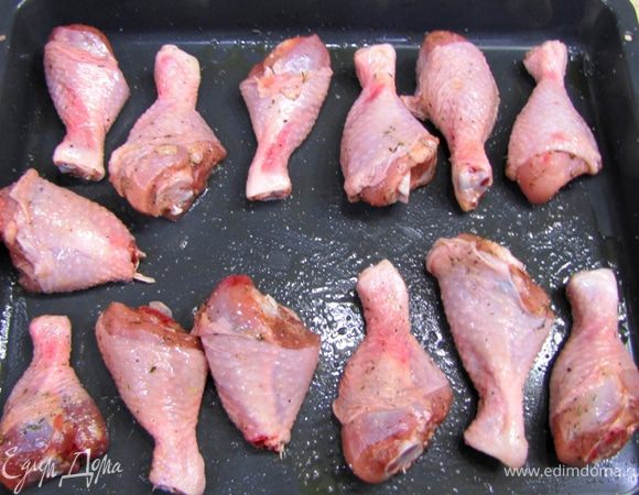 Снова растираем. Кладем противень в предварительно разогретую до 210 градусов духовку на десять минут. Затем убавляем огонь до 180 градусов. Общее время готовки будет составлять 50-60 минут. Через 15 минут после начала готовки смажьте ножки жиром, который выделился на противне (его будет крайне мало, поэтому я использую кулинарную кисточку). Еще через 10 минут полейте каждый кусочек вином.

После этого каждые 5-10 минут поливайте ножки соком с противня. Время зависит прежде всего от возможности вашей духовки держать тепло, но чем чаще будете поливать, тем интереснее в конце результат. Можете несколько раз перевернуть ножки на противне.
Если после приготовления сок останется, можете его уварить до состояния сиропа и полить им ножки на блюде.