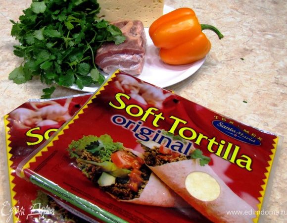 Хочу сразу рассказать, что Тортилья мягкая (есть еще и жесткие) это круглый блин в диаметре около 22 сантиметров. Так и называется Soft Tortilla. Я беру фирмы Santa Maria. Они бывают разных размеров. Это так называемый Medium Size. В пакете их восемь штук и на вкус не очень (явно не до конца приготовлена).
Сыр Ольтермани можно заменить любым вкусным сыром типа Российский и ему подобные (главное, чтобы сыр был вкусным, т.к. иногда попадается не очень)