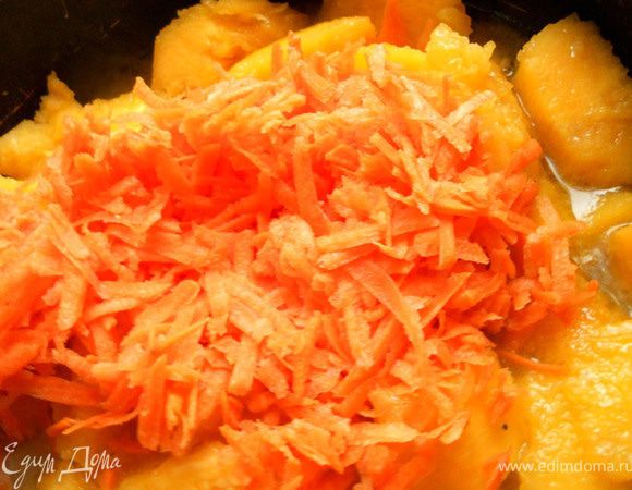 Добавить тертую морковь и оставить еще минут на 5.