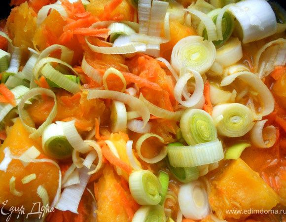 В завершении присоединить лук-порей - он самый нежный представитель, ему хватит еще пары минут. ***По рецепту полагался также сельдерей (1-2 шт., стебли; но т.к. в нашей деревне его продают просто гигантскими упаковками, а я его не особо жалую - пришлось отказаться. Ну а Вам все же рекомендую суп с ним)***. 