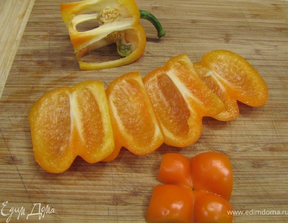 Возьмите перец. Чтобы не трудиться с вырезанием коробочки с семенами, просто срежьте бока перца (см. фото). Если осталась внушительная попка - ее тоже срезаем. Посмотрите как все получается замечательно. Не забудьте срезать белую мякоть. Она не вкусная.