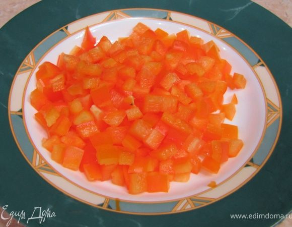 А теперь спокойно нарежьте  перец на кубики. Отложите в сторону.