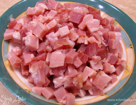 Нарежьте грудинку на полоски, а затем на кубики примерно такого же размера, как кубики перца.