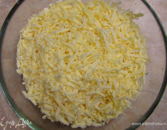Натрите сыр на крупной терке.