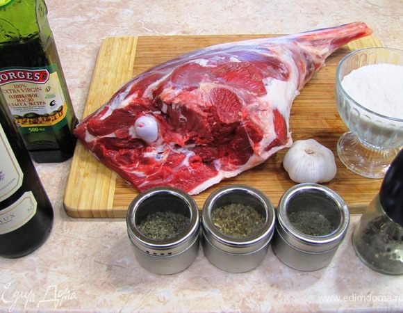 В данном блюде чеснок используется для маринада и для гарнира.  Вкус получается где-то между картофелем и каштаном, со вкусом сырого чеснока нет ничего общего. 