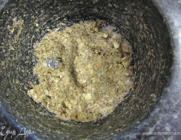 Перетрите все пестиком в кашицу. Подлейте пару чайных ложек вина, чтобы сделать смесь похожей на жидкую сметану.