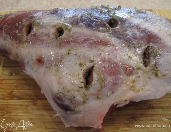 Если на мясе слой жира толще 1 см, срежьте лишний. Переверните мясо срезом вниз. На поверхности мяса сделайте глубокие прорези тонким ножом (от двух до пяти сантиметров) около восьми штук. Расширьте отверстия пальцем и поместите туда пряную смесь.