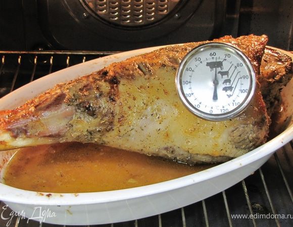 Разогрейте духовку до 230°C. Вытащите ногу из пакета, оставшийся сок перелейте в чашку. Положите ногу на противень или керамическое блюдо так, чтобы из блюда было удобно собирать ложкой сок и поливать им мясо. Поставьте блюдо с ногой в духовку. Через 10 минут убавьте огонь до 180°C. Еще через десять минут полейте ногу соком, оставшимся после маринования.