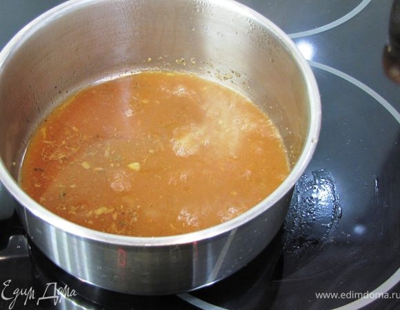 Тем временем перелейте сок в сотейник. Вычерпайте весь жир. Сотейник поставьте на огонь так, чтобы сок кипел на половине поверхности. Снимайте жир и пленку со стороны, где не кипит соус. Выпарите соус до состояния сиропа.