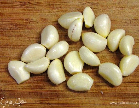 Приготовление гарнира из чеснока. Почистите весь имеющийся чеснок.