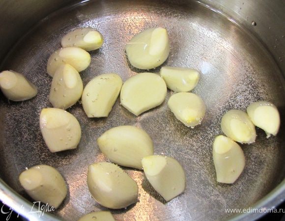 Оставшиеся зубчики чеснока (их у вас должно быть много от двух головок) положите в воду и прокипятите на маленьком огне 8–10 минут.