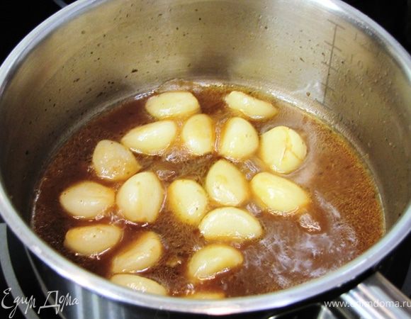 Выложите зубчики на доску и слегка обсушите. Положите чеснок в мясной соус и варите на маленьком огне 15 минут.