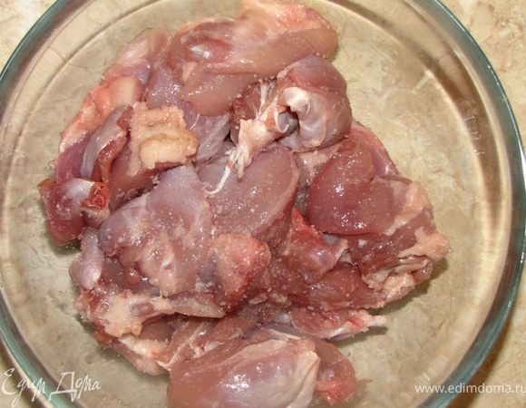 С ножек снимите кожу и мясо снимите с костей, нарежьте на примерно одинаковые кусочки три на три сантиметра.
Мясо промойте и обсушите на кухонном полотенце.
Посолите мясо сразу по вкусу.